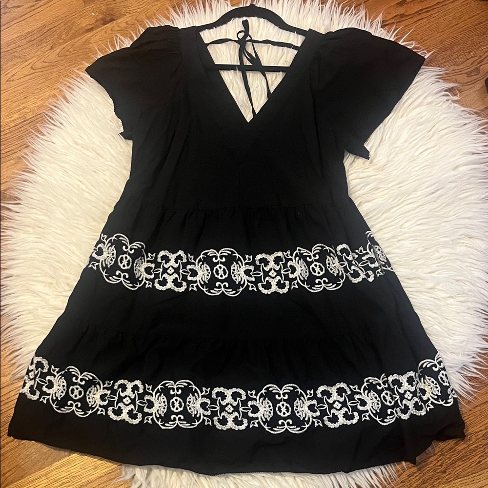 NWOT Women’s Old Navy Black Dress with White Embroidery Size Medium